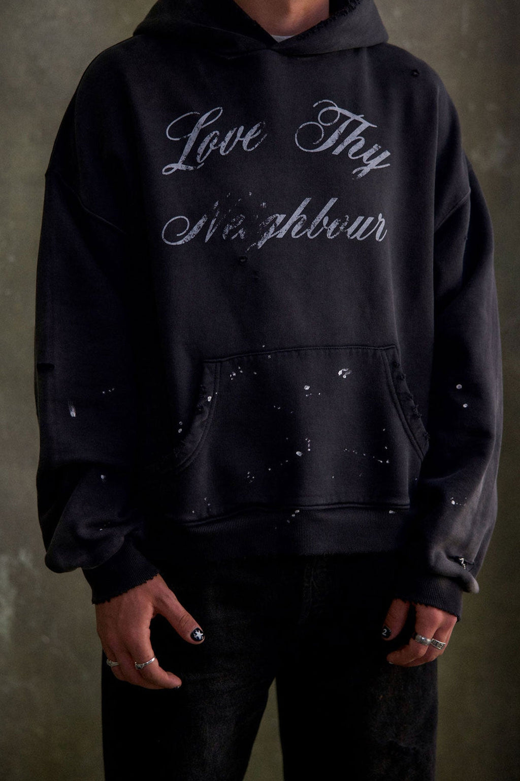 Hoodie Love Thy Neighbour "Ama a tu Prójimo" - Negro Lavado