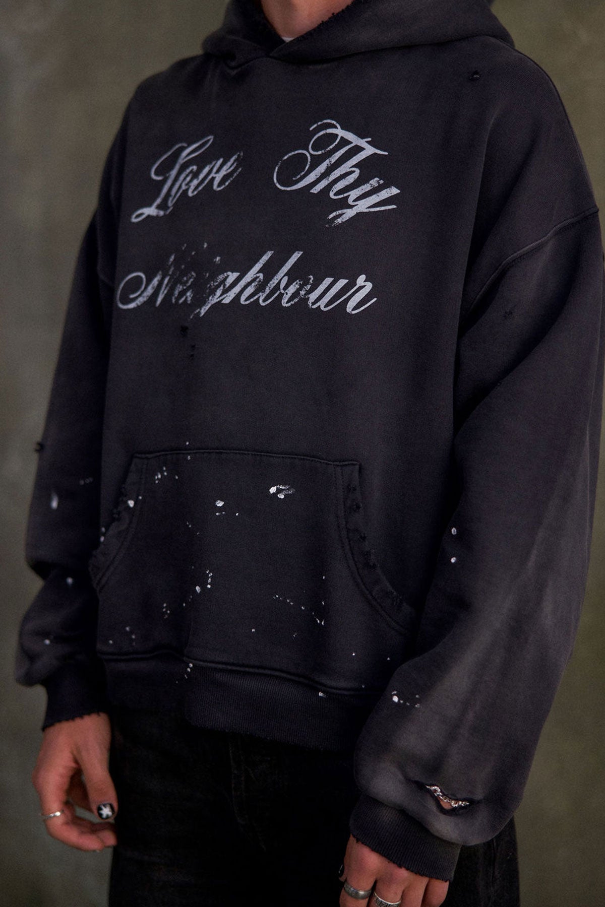 Hoodie Love Thy Neighbour "Ama a tu Prójimo" - Negro Lavado