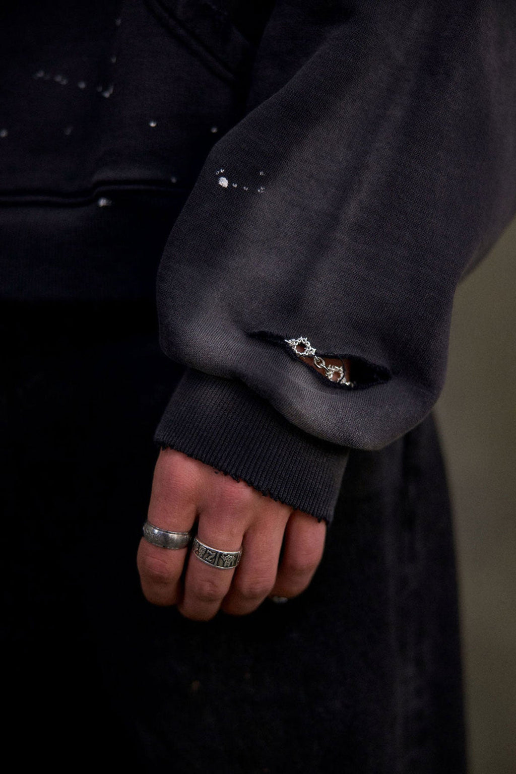 Hoodie Love Thy Neighbour "Ama a tu Prójimo" - Negro Lavado